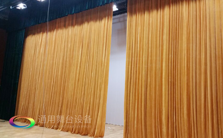 舞臺大幕舞臺阻燃幕布www.www.byzinan.com、二、三道幕等分割表演區(qū)域，移換場景不間斷