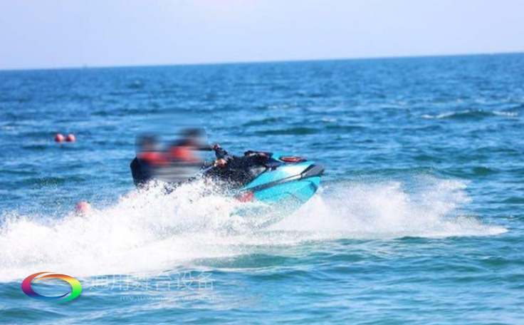 金沙灣藍騎士水上運動中心舞臺項目通用舞臺提供舞臺設計、舞臺幕布、燈光、機械以及控制系統(tǒng)等施工內容，項目現已圓滿完工。