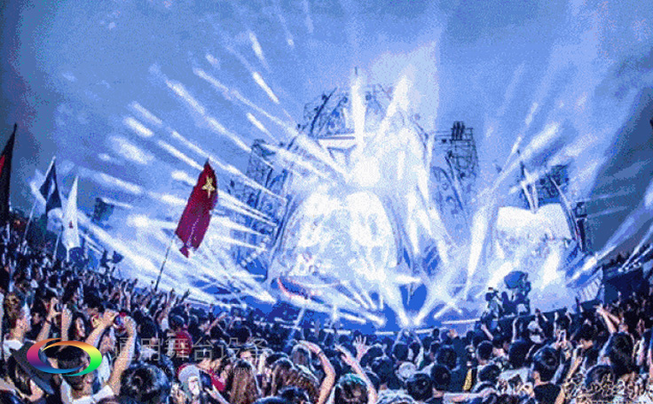 金沙灣藍騎士水上運動中心舞臺項目通用舞臺提供舞臺設計、舞臺幕布、燈光、機械以及控制系統(tǒng)等施工內容，項目現已圓滿完工。