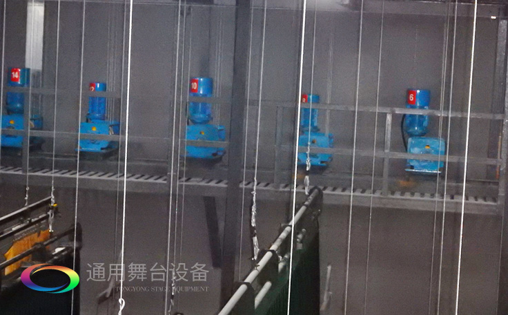 十余年銳意攀登，奮發(fā)圖強(qiáng)！舞臺(tái)幕布、機(jī)械等一站式選購(gòu)供應(yīng)商，舞臺(tái)機(jī)械、音響、燈光工程設(shè)計(jì)施工承包壹級(jí)資質(zhì)——通用舞臺(tái)