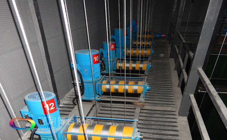 十余年銳意攀登，奮發(fā)圖強(qiáng)！舞臺(tái)幕布、機(jī)械等一站式選購(gòu)供應(yīng)商，舞臺(tái)機(jī)械、音響、燈光工程設(shè)計(jì)施工承包壹級(jí)資質(zhì)——通用舞臺(tái)