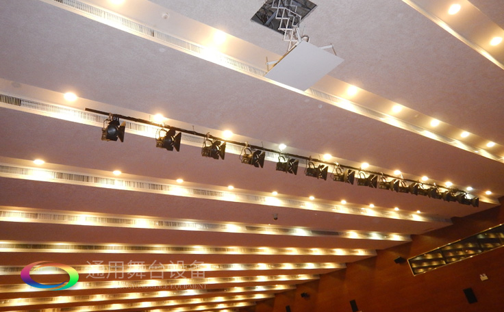 十余年銳意攀登，奮發(fā)圖強(qiáng)！舞臺(tái)幕布、機(jī)械等一站式選購(gòu)供應(yīng)商，舞臺(tái)機(jī)械、音響、燈光工程設(shè)計(jì)施工承包壹級(jí)資質(zhì)——通用舞臺(tái)