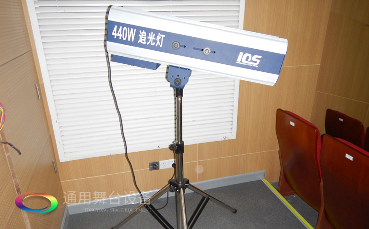 十余年銳意攀登，奮發(fā)圖強(qiáng)！舞臺(tái)幕布、機(jī)械等一站式選購(gòu)供應(yīng)商，舞臺(tái)機(jī)械、音響、燈光工程設(shè)計(jì)施工承包壹級(jí)資質(zhì)——通用舞臺(tái)