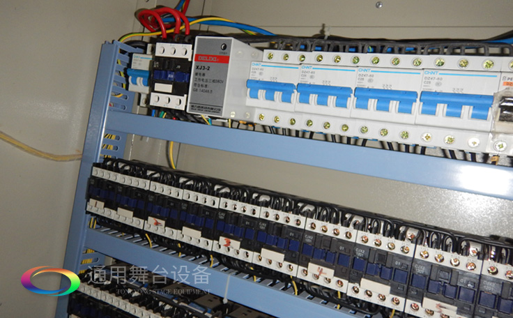 十余年銳意攀登，奮發(fā)圖強(qiáng)！舞臺(tái)幕布、機(jī)械等一站式選購(gòu)供應(yīng)商，舞臺(tái)機(jī)械、音響、燈光工程設(shè)計(jì)施工承包壹級(jí)資質(zhì)——通用舞臺(tái)