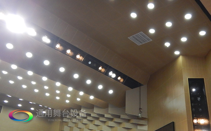 科學(xué)計(jì)劃工期、合理交叉施工，保質(zhì)保量順利完成工程的交付！通用舞臺(tái)阻燃幕布承接羊城廣州培英中學(xué)報(bào)告廳項(xiàng)目！