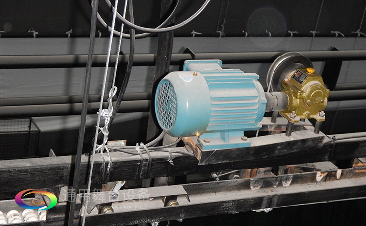 科學(xué)計(jì)劃工期、合理交叉施工，保質(zhì)保量順利完成工程的交付！通用舞臺(tái)阻燃幕布承接羊城廣州培英中學(xué)報(bào)告廳項(xiàng)目！