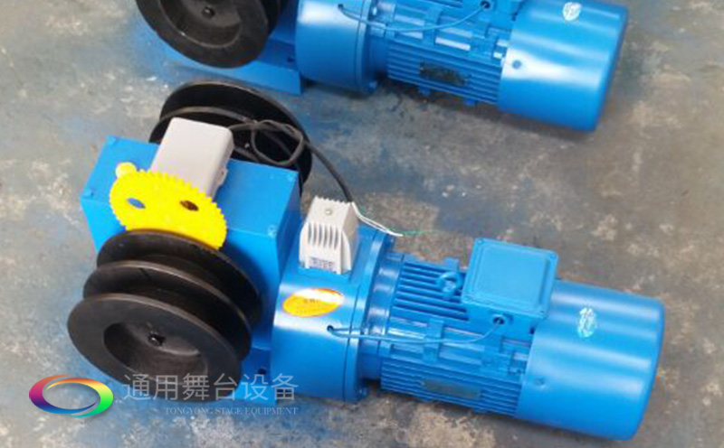 通用舞臺吊桿高標(biāo)準(zhǔn)承接廣州市培英中學(xué)報告廳項目，大屏幕顯示系統(tǒng)、音頻擴(kuò)聲系統(tǒng)、燈光系統(tǒng)、舞臺吊桿及機(jī)械等多系統(tǒng)相互協(xié)作