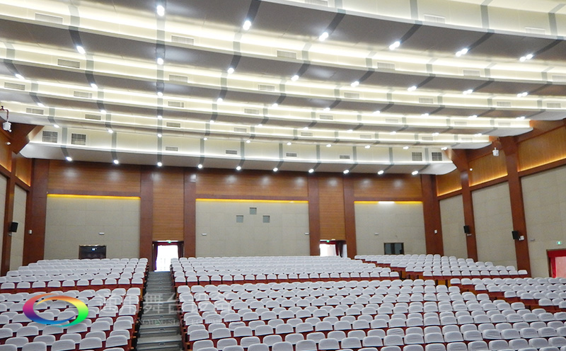 通用舞臺吊桿高標(biāo)準(zhǔn)承接廣州市培英中學(xué)報告廳項目，大屏幕顯示系統(tǒng)、音頻擴(kuò)聲系統(tǒng)、燈光系統(tǒng)、舞臺吊桿及機(jī)械等多系統(tǒng)相互協(xié)作