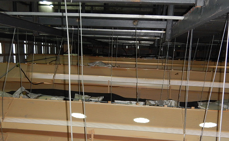 通用舞臺(tái)承建藍(lán)騎士水運(yùn)動(dòng)中心演藝舞臺(tái)機(jī)械、燈光及舞臺(tái)幕布建設(shè)