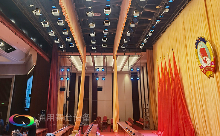 堅持一絲不茍，嚴控質(zhì)量！定制禮堂阻燃幕布、十面會旗會議幕等！只為呈現(xiàn)更好的舞臺幕布效果！