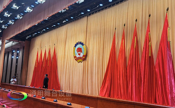 專注舞臺阻燃幕布、舞臺機(jī)械，源頭生產(chǎn)廠家！因?yàn)閷I(yè)，所以放心！