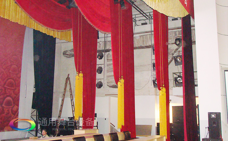 尊重用戶要求、傾聽客戶心聲、認(rèn)真滿足用戶需要！舞臺(tái)阻燃幕布廠家訂做【會(huì)議報(bào)告廳禮堂幕布】【學(xué)校多功能廳幕布】 【慶典演出舞臺(tái)幕布】