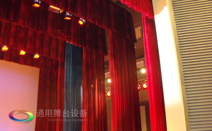 通用舞臺專業(yè)性、全方位優(yōu)勢！業(yè)務(wù)涉及舞臺機械、阻燃幕布、專業(yè)燈光系統(tǒng)、專業(yè)音響系統(tǒng)