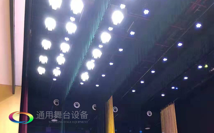 通用舞臺專業(yè)性、全方位優(yōu)勢！業(yè)務(wù)涉及舞臺機械、阻燃幕布、專業(yè)燈光系統(tǒng)、專業(yè)音響系統(tǒng)