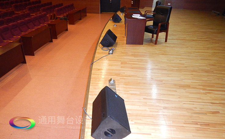 通用舞臺專業(yè)性、全方位優(yōu)勢！業(yè)務(wù)涉及舞臺機械、阻燃幕布、專業(yè)燈光系統(tǒng)、專業(yè)音響系統(tǒng)