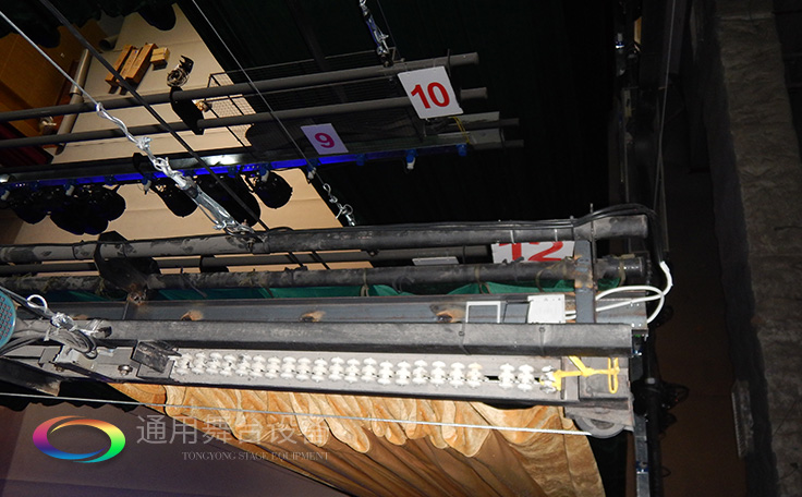 通用舞臺專業(yè)性、全方位優(yōu)勢！業(yè)務(wù)涉及舞臺機械、阻燃幕布、專業(yè)燈光系統(tǒng)、專業(yè)音響系統(tǒng)