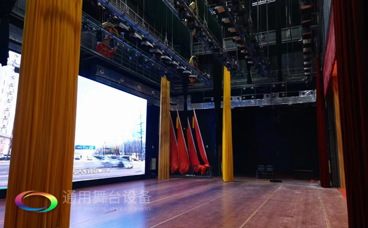 通用舞臺(tái)廣西桂醫(yī)報(bào)告廳阻燃幕布項(xiàng)目竣工并投入使用，為學(xué)校教學(xué)科研、人才培養(yǎng)提供更好的服務(wù)!