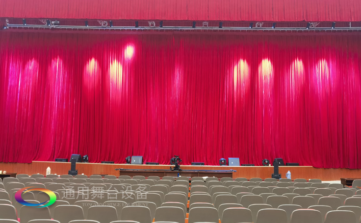 舞臺大幕機械——舞臺上使用頻繁的機械之一，在鏡框式臺口的舞臺上用來分隔演員與觀眾，演出中換場