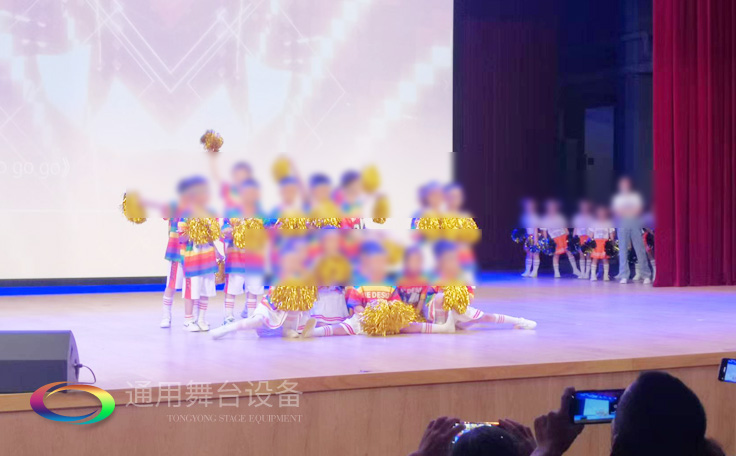 通用舞臺客戶案例展示——某劇場實景演出效果！項目包括舞臺燈光、舞臺吊桿、阻燃幕布、舞臺音響系統(tǒng)等等...