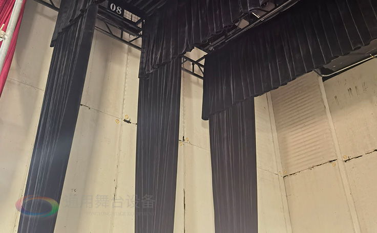 通用舞臺(tái)教您如何選購(gòu)高性價(jià)比阻燃幕布產(chǎn)品！