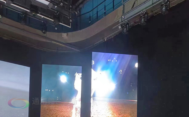 通用舞臺(tái)阻燃幕布為曲靖電視臺(tái)演播廳提供從系統(tǒng)設(shè)計(jì)、設(shè)備成套、安裝施工、系統(tǒng)調(diào)試及技術(shù)支持一體化服務(wù)