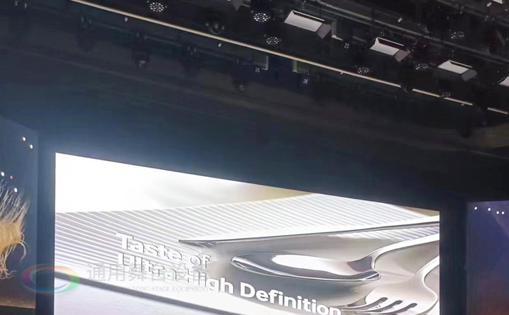 通用舞臺(tái)阻燃幕布為曲靖電視臺(tái)演播廳提供從系統(tǒng)設(shè)計(jì)、設(shè)備成套、安裝施工、系統(tǒng)調(diào)試及技術(shù)支持一體化服務(wù)