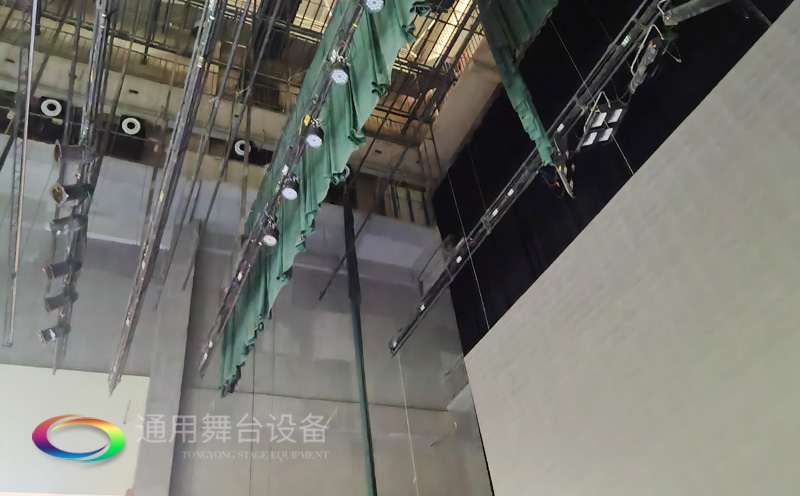 廣西梧州某劇場(chǎng)順利通過項(xiàng)目驗(yàn)收 項(xiàng)目設(shè)計(jì)舞臺(tái)機(jī)械吊掛系統(tǒng)、幕布、專業(yè)燈光系統(tǒng)等