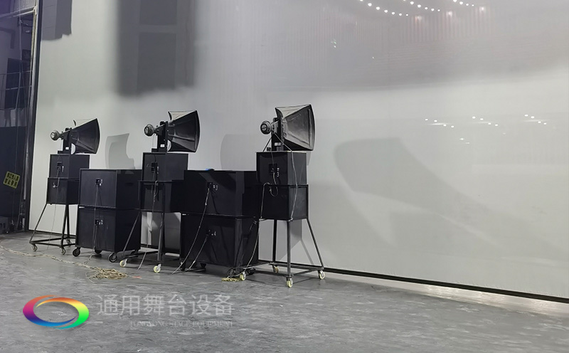 通用舞臺(tái)承建：南京曉莊學(xué)院報(bào)告廳舞臺(tái)項(xiàng)目（舞臺(tái)音響、舞臺(tái)燈光吊桿、舞臺(tái)幕布等）
