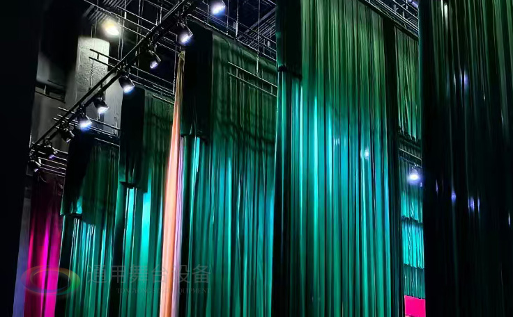 通用舞臺承建寧夏星海中學(xué)報(bào)告廳舞臺幕布項(xiàng)目圓滿竣工