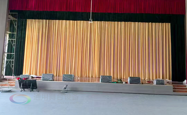 通用舞臺(tái)承建江蘇某學(xué)院報(bào)告廳項(xiàng)目，涵蓋舞臺(tái)燈光、電動(dòng)吊桿、阻燃幕布等核心設(shè)備的設(shè)計(jì)與安裝