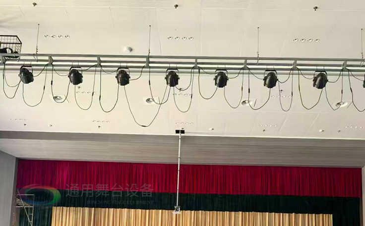 通用舞臺(tái)承建江蘇某學(xué)院報(bào)告廳項(xiàng)目，涵蓋舞臺(tái)燈光、電動(dòng)吊桿、阻燃幕布等核心設(shè)備的設(shè)計(jì)與安裝