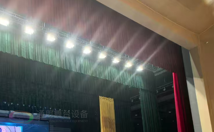 通用舞臺設(shè)備興化將軍路小學(xué)報(bào)告廳舞臺吊桿、舞臺阻燃幕布項(xiàng)目