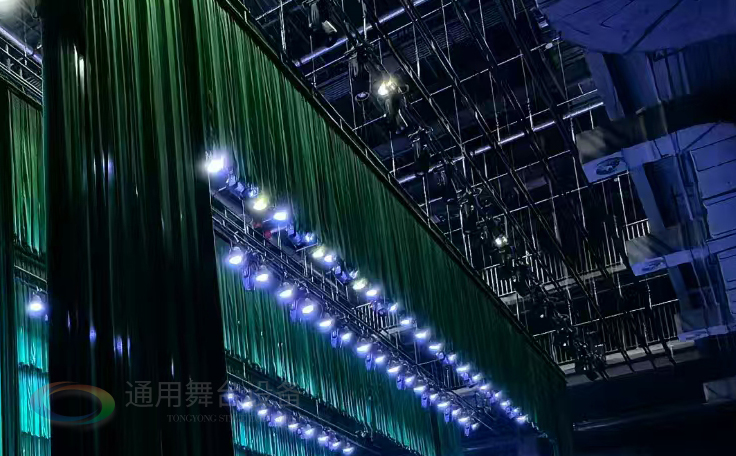 通用舞臺設(shè)備興化將軍路小學(xué)報(bào)告廳舞臺吊桿、舞臺阻燃幕布項(xiàng)目