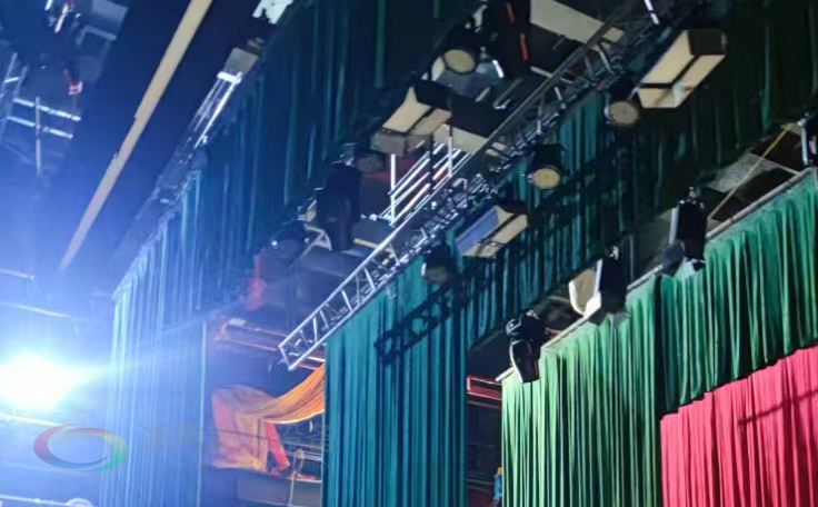 通用舞臺設(shè)備興化將軍路小學(xué)報(bào)告廳舞臺吊桿、舞臺阻燃幕布項(xiàng)目