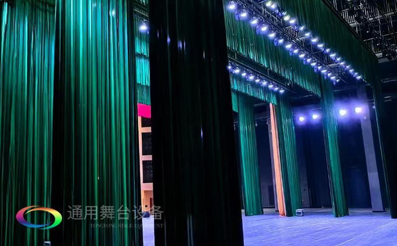 助力教育領(lǐng)域舞臺(tái)建設(shè)，推動(dòng)校園文化發(fā)展！星海中學(xué)報(bào)告廳舞臺(tái)阻燃幕布建設(shè)項(xiàng)目